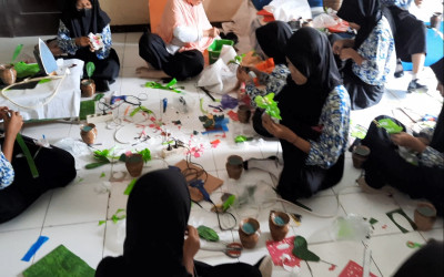 MEMANFAATKAN LIMBAH UNTUK MEMBUAT KERAJINAN BERNILAI TINGGI